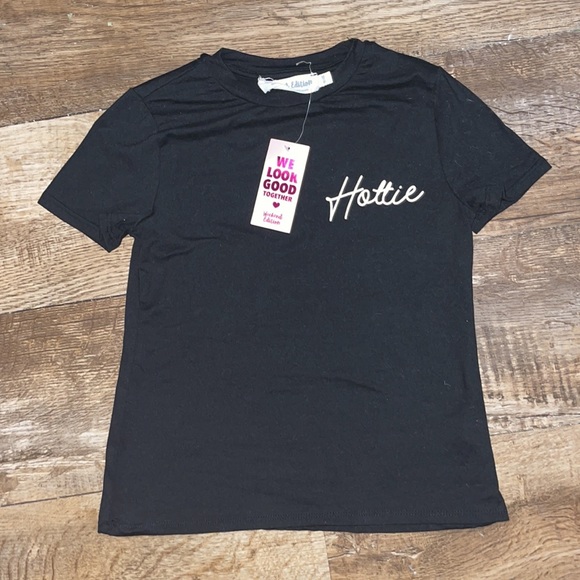 NWT Weekend Edition Black Tight T-Shirt With “Hottie” Written In White - Picture 2 of 14